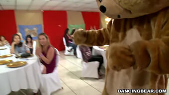 Pripojte Sa K Slávnostiam S Renomovaným Dancing Bear V Zážitku Cfnm!